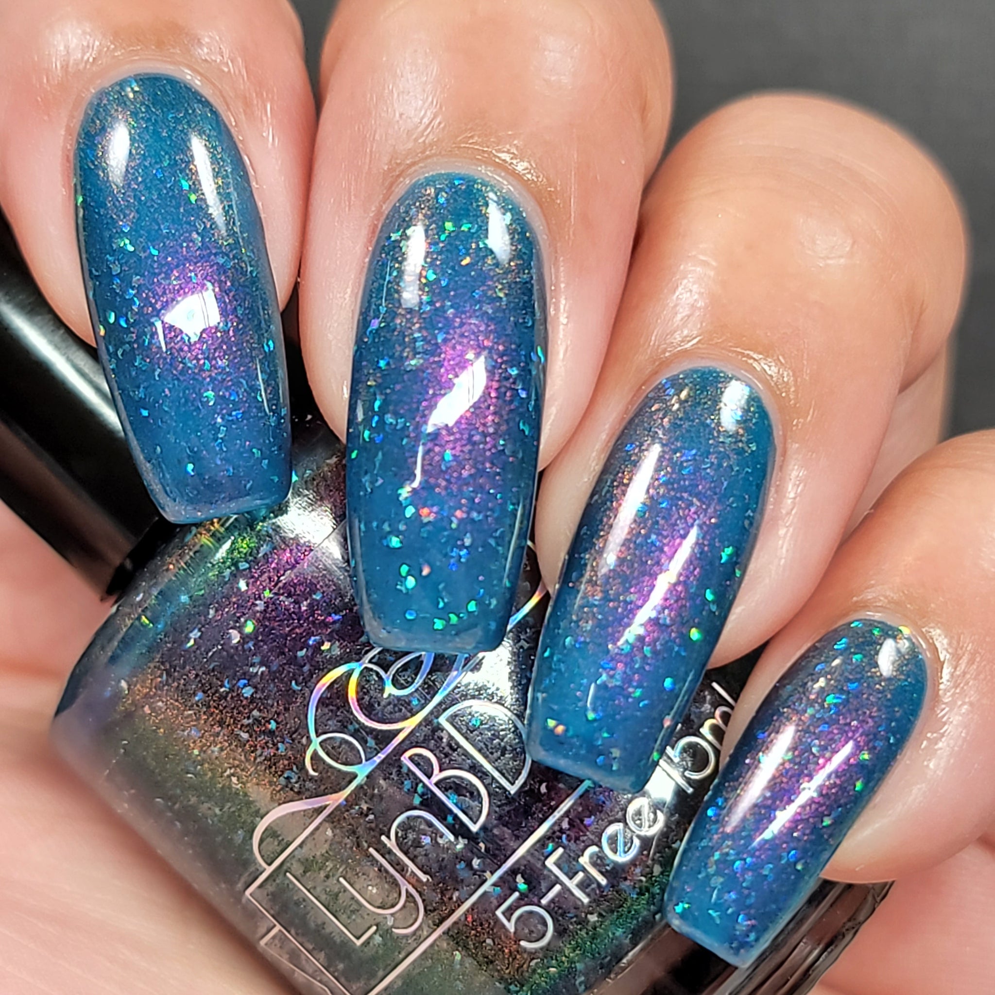 Lovely sugar effect nails by @maidesignz featuring our iridescent